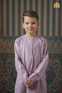 लड़कों के लिए एमराती कुर्ता सेट (गुलाबी रंग)