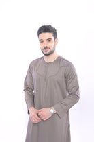 Kurvig Omani Brown Thobe Men - Mashroo